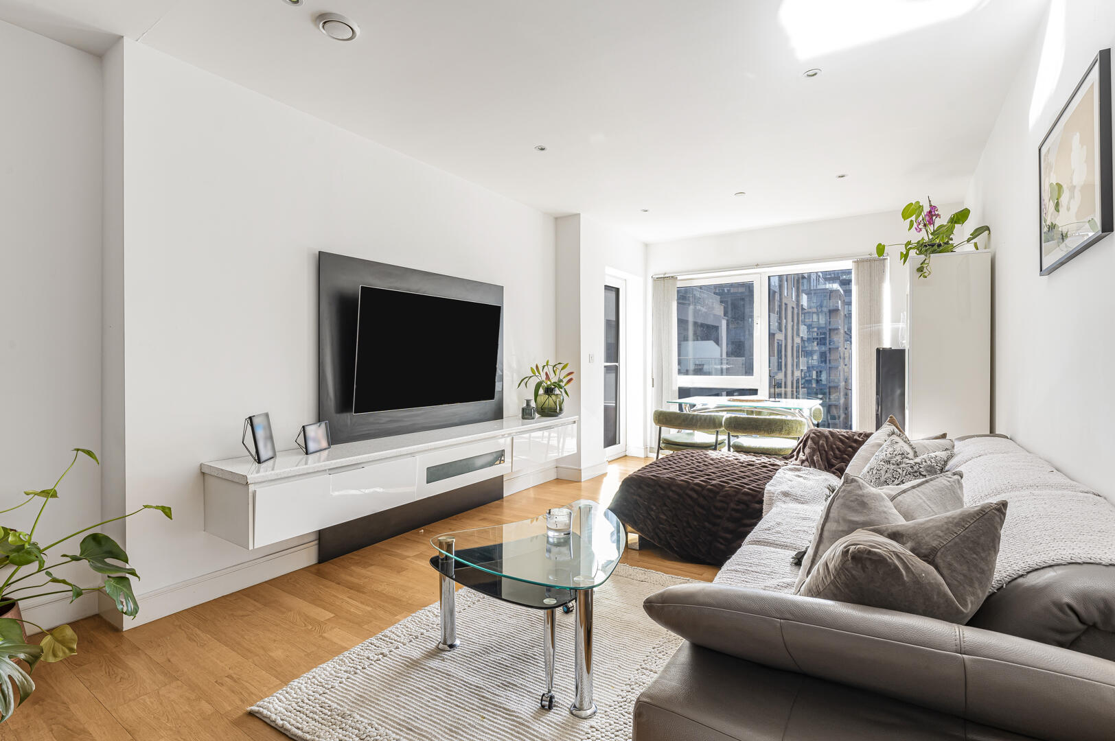 2 bed property in Battersea Reach, London